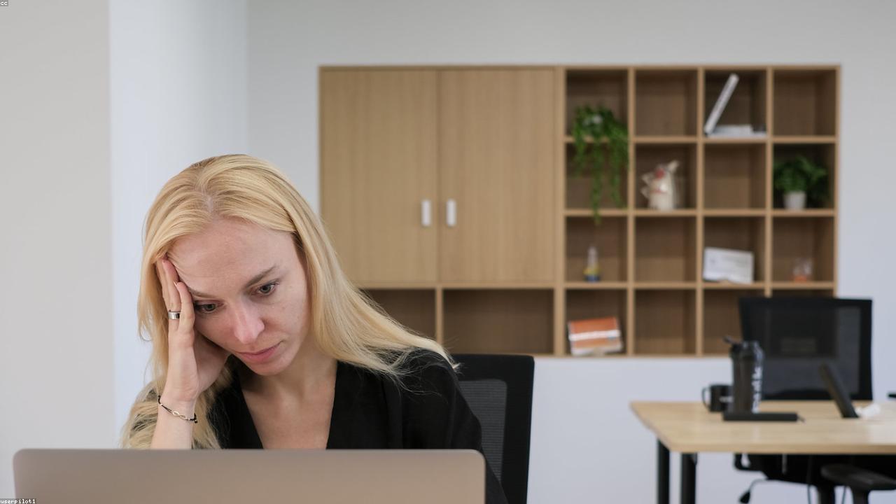 Un bureau avec des dossiers liés à la recherche d emploi